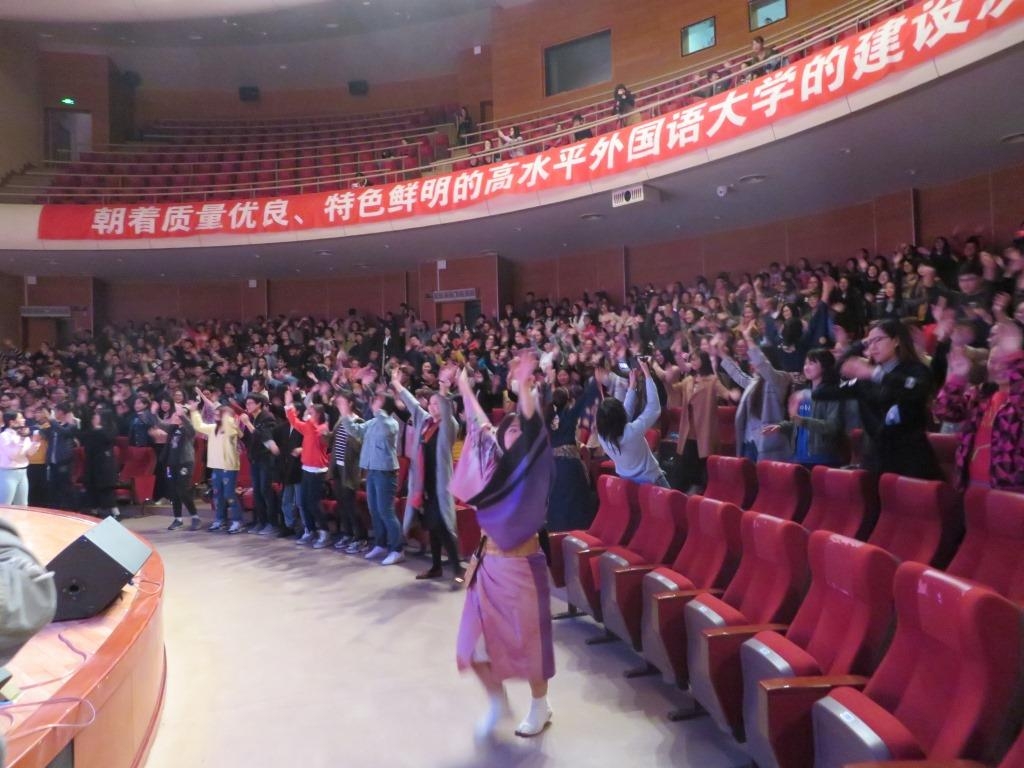 日中の学生全員による「総踊り」