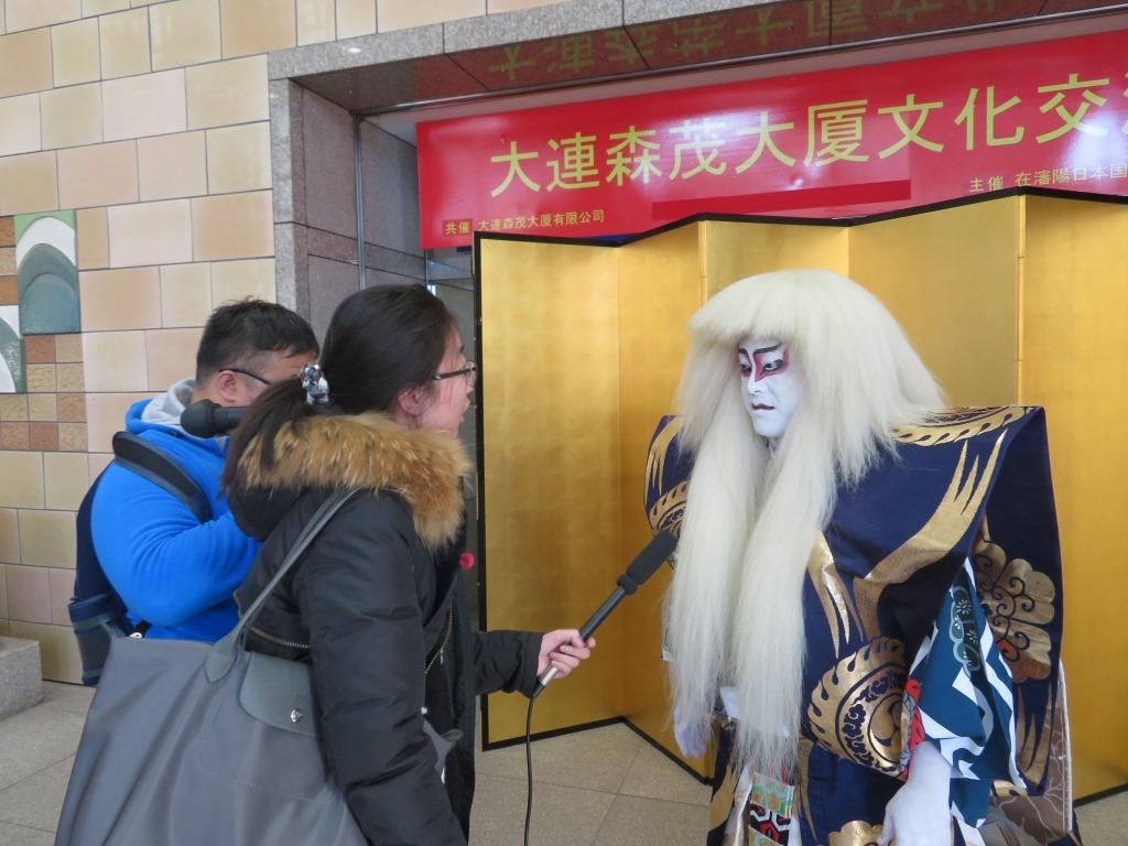 森ビル公演(金普新区テレビ局による取材)