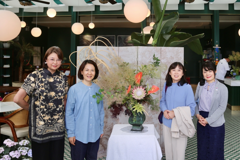 领事办公室代表参观“海上生花”小原流花道展（2025年6月15日）
